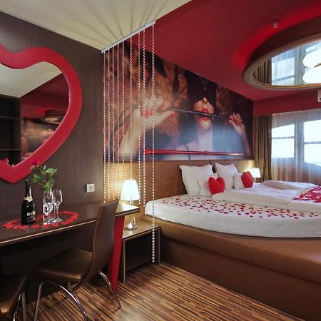 גיולה Hotel Corvin מראה חיצוני תמונה