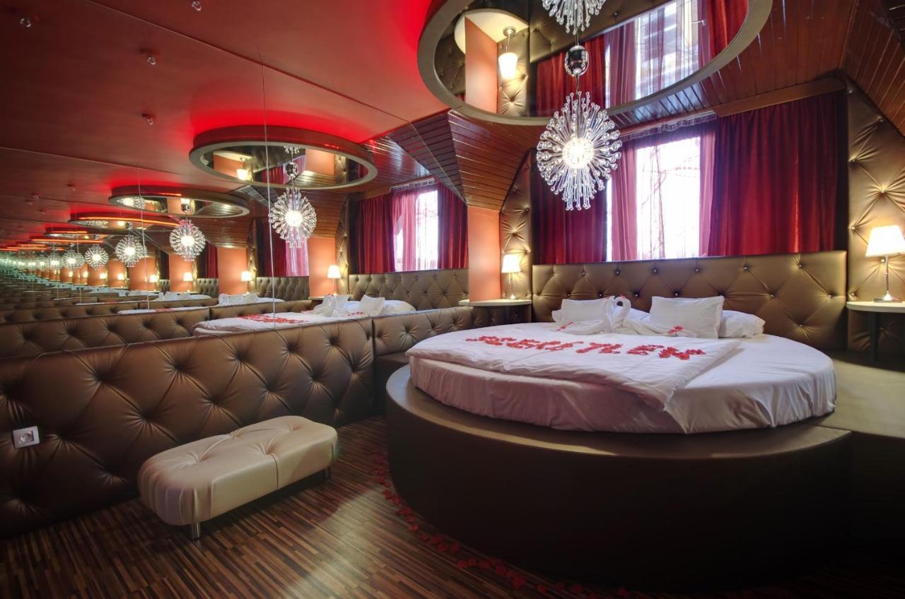 גיולה Hotel Corvin מראה חיצוני תמונה