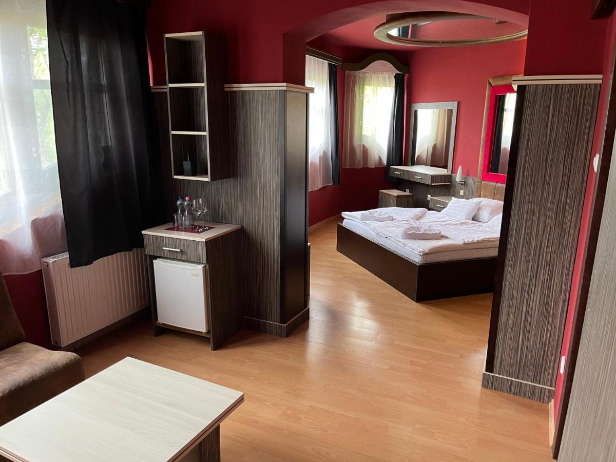 גיולה Hotel Corvin מראה חיצוני תמונה