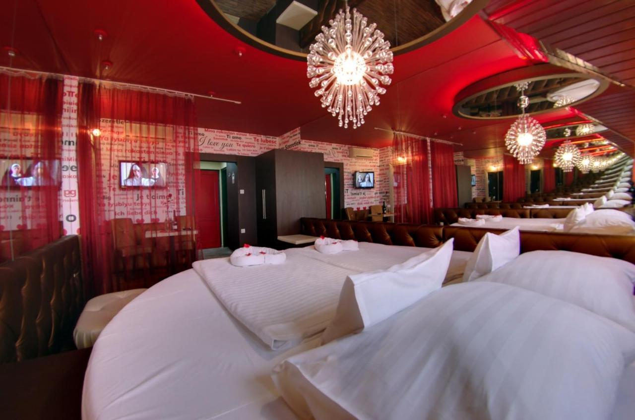 גיולה Hotel Corvin מראה חיצוני תמונה