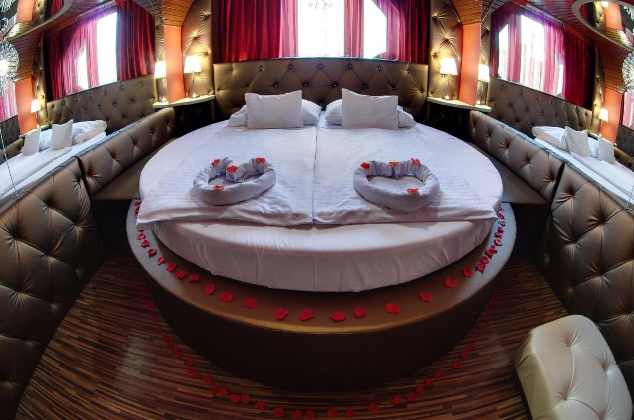 גיולה Hotel Corvin מראה חיצוני תמונה