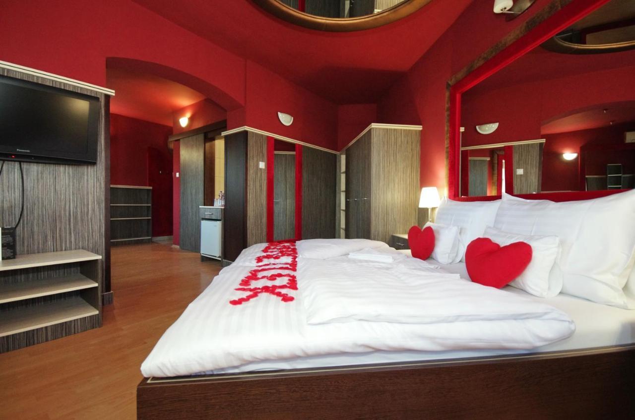 גיולה Hotel Corvin מראה חיצוני תמונה