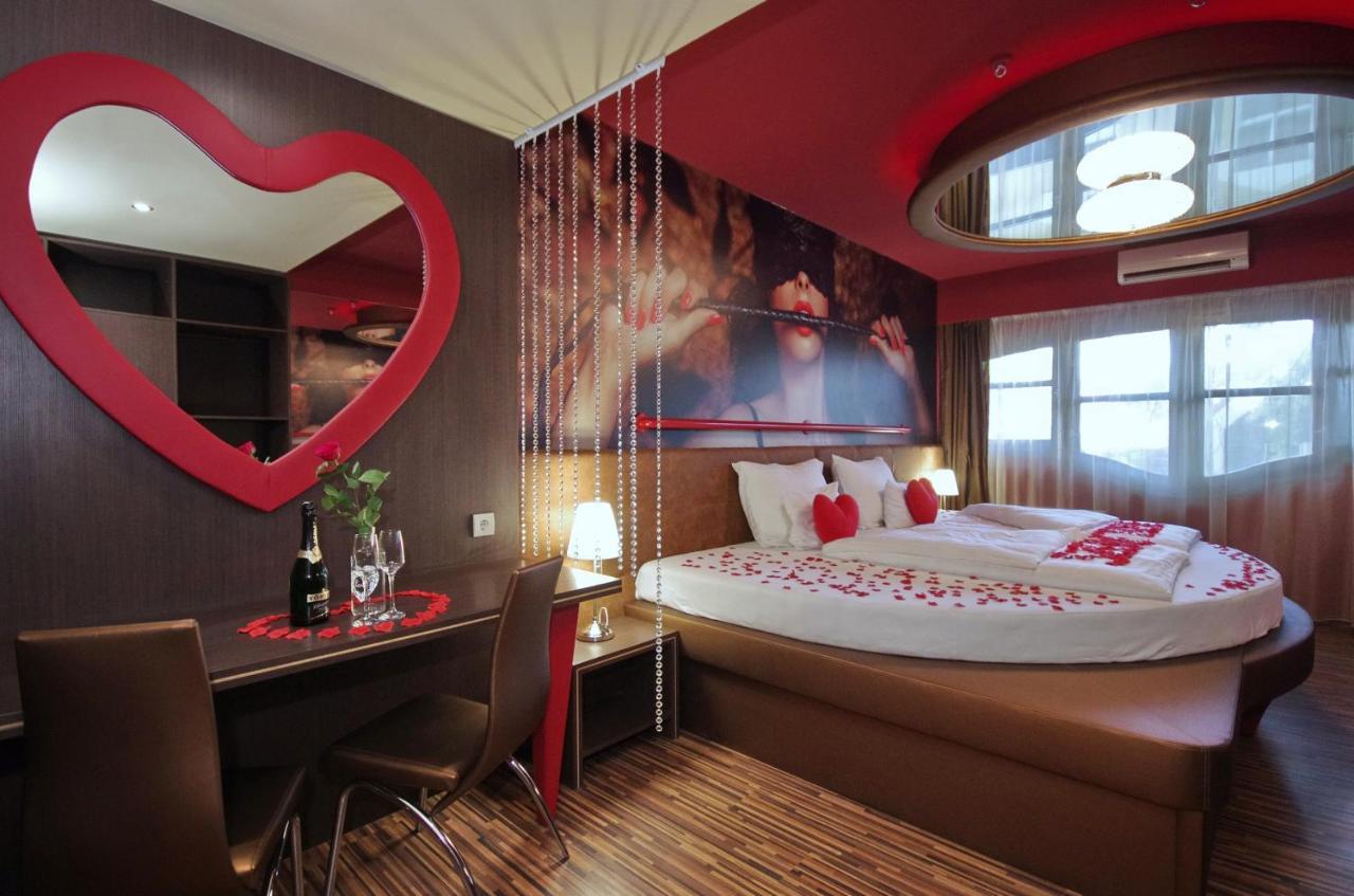 גיולה Hotel Corvin מראה חיצוני תמונה