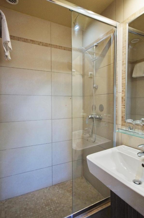 גיולה Hotel Corvin מראה חיצוני תמונה