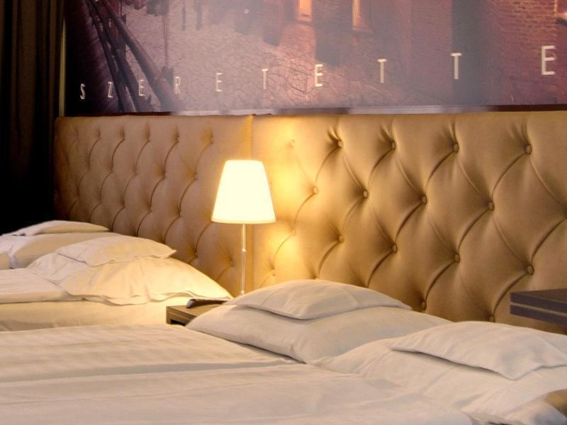 גיולה Hotel Corvin מראה חיצוני תמונה