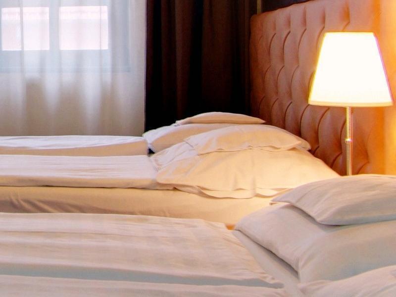גיולה Hotel Corvin מראה חיצוני תמונה