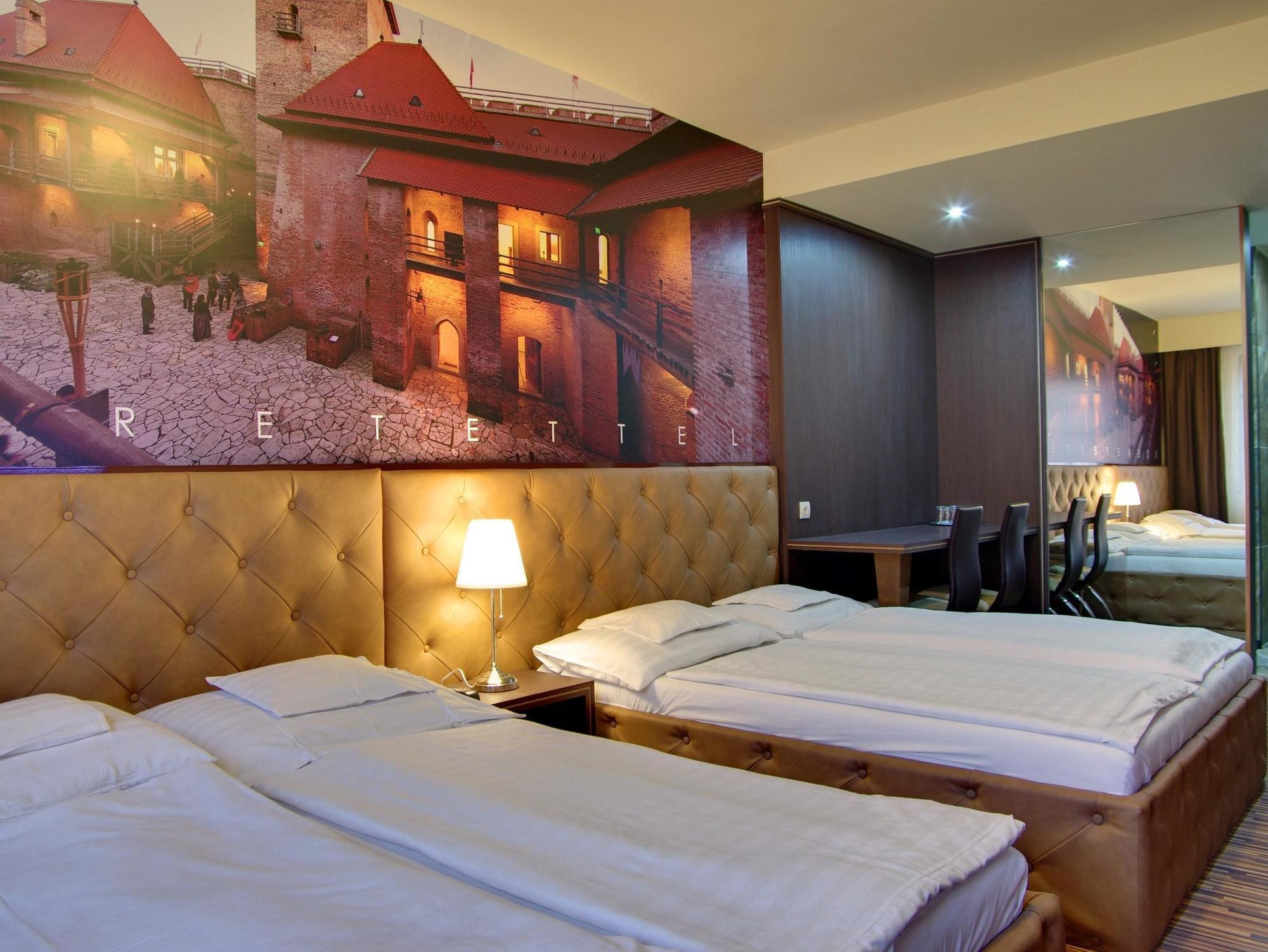 גיולה Hotel Corvin מראה חיצוני תמונה
